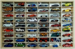 Dřevěná police na autíčka s 54 přihrádkami