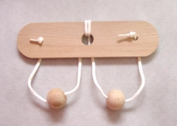 Dřevěný hlavolam Prsa