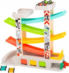 Závodní dráha s parkovištěm a garážemi