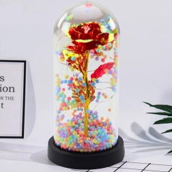 Věčná růže v kopuli s LED osvětlením a barevnými kuličkami červená