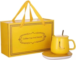 Elektrický ohřívač nápojů se žlutým hrnkem a lžičkou