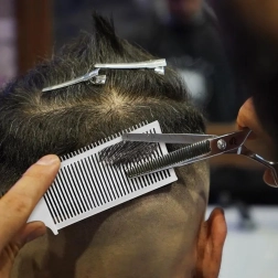 Profesionální bílý kadeřnický hřeben na střih a zesvětlování s ergonomickou rukojetí