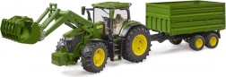 Traktor John Deere 7R s čelním nakladačem a přívěsem