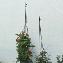 Kovová zahradní opora obelisk pro popínavé rostliny 150 cm