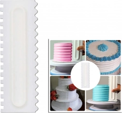 Špachtle se zoubky na zdobení dortů a zákusků