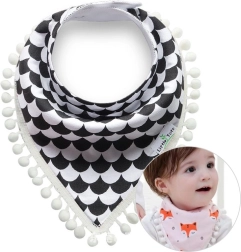 Dětský šátek s bambulkami – černo‑bílý vzor