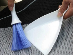 Mini smetáček s lopatkou na stůl, klávesnici a auto