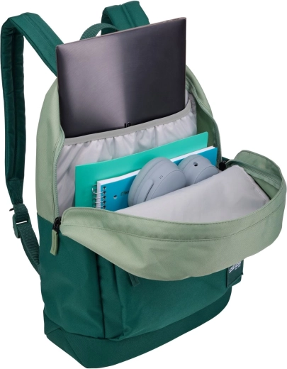 Přehledný prostor pro notebook i školní výbavu