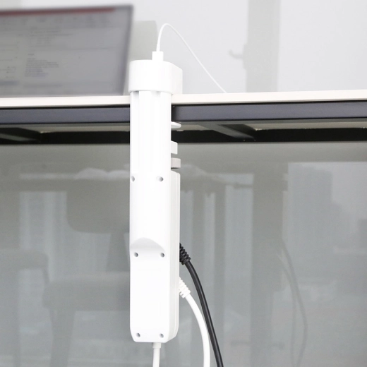 USB rychlonabíjení shora (USB-A + 2× USB-C PD)