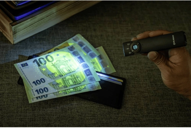 UV světlo pro kontrolu bankovek a dokumentů