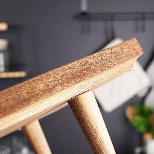 Masivní akáciové dřevo