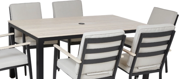 Funkční stůl s otvorem na slunečník