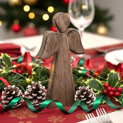 Vánoční atmosféra na stole i na krbové římse