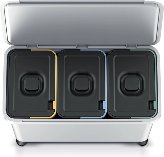 Přehledné třídění díky třem samostatným nádobám