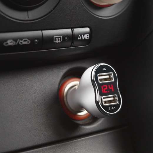 Adaptér do autozapalovače se dvěma USB porty a měřením napětí a proudu, bílý