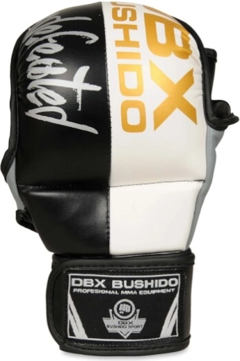 Větraný interiér a otevřené prsty