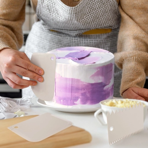 Hladké i zoubkované hrany pro precizní zdobení