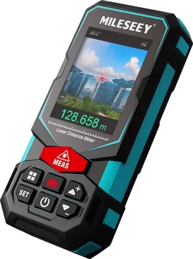 Digitální hledáček s 2× zoomem pro jisté zaměření