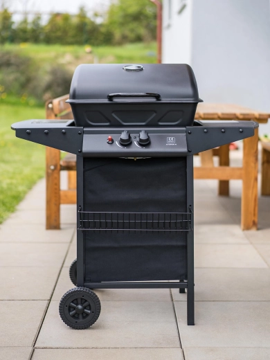 Pohodlí při přípravě: odkládací plochy, háčky a košík