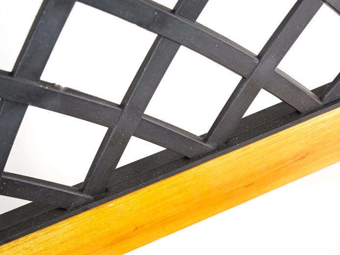 Dekorativní a nenáročný plastový výplet opěradla