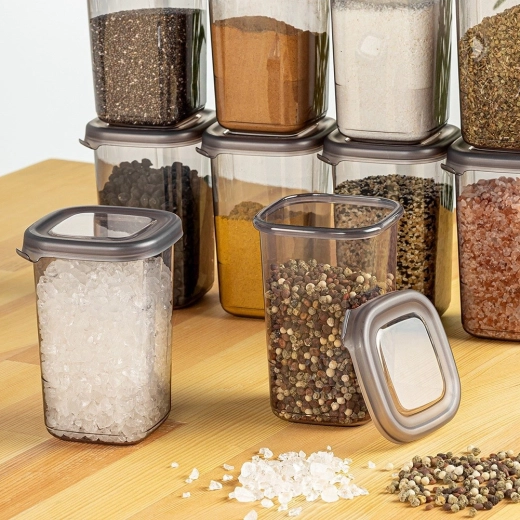 Stohovatelný tvar šetří místo