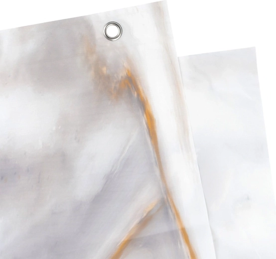 Zesílené otvory a háčky v balení