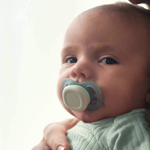 Měkký silikon a ventilovaný štítek