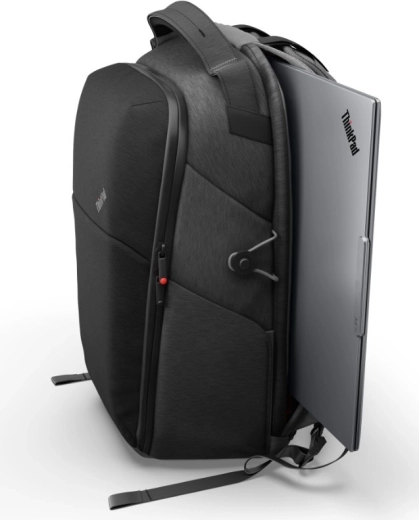 Prostor pro 16" notebook a chytré uspořádání