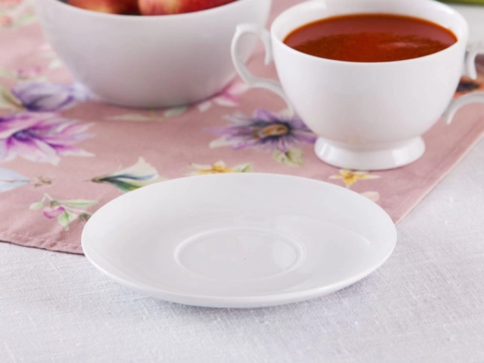 Elegantní bílý porcelán s vysokým leskem