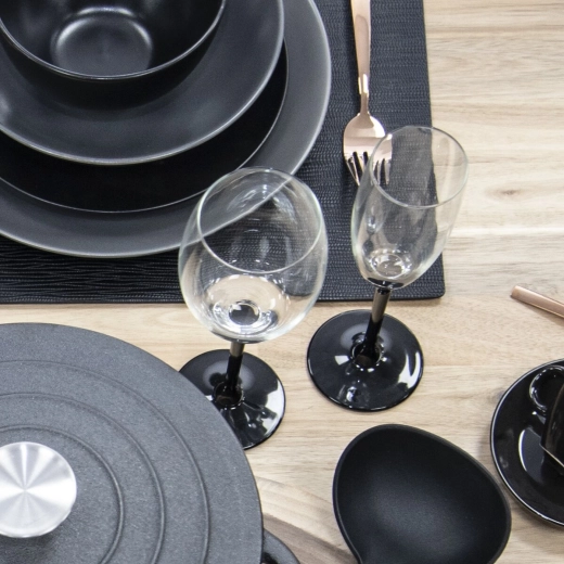 Moderní design s černou stopkou