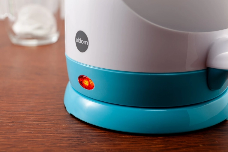 Otočná 360° základna a světelná kontrolka