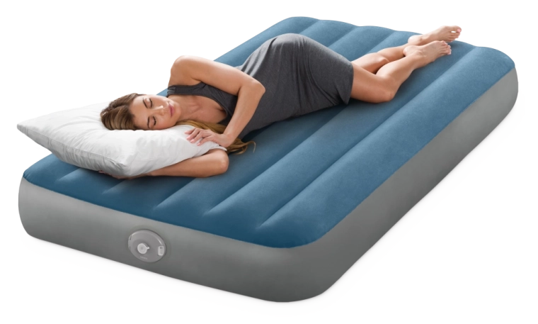 Příjemný semišový povrch a nízký profil