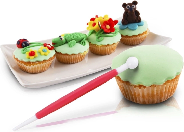 Jemné detaily květů a figurek