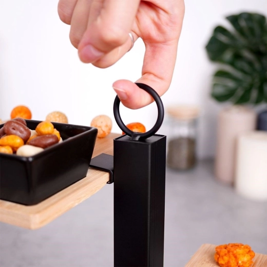 Stabilní kovová konstrukce s praktickým madlem