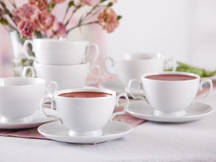 Nadčasový bílý porcelán pro elegantní servírování