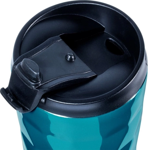 Těsné víčko se sklopným pítkem