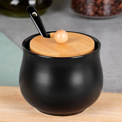 Praktická lžička s výřezem ve víčku