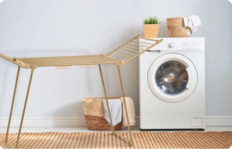 Stabilní kovová konstrukce se zlatým povrchem