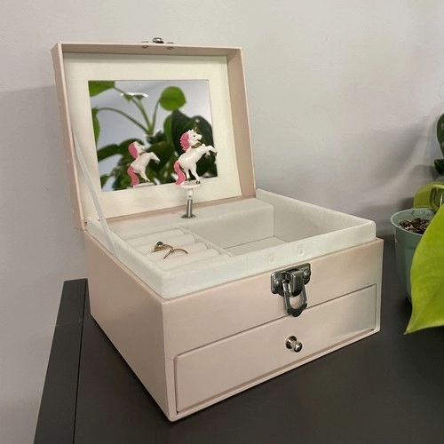 Hrací skříňka s otáčejícím se jednorožcem