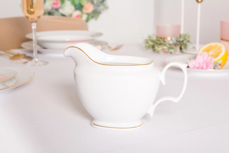 Nadčasová bílá porcelánová elegance