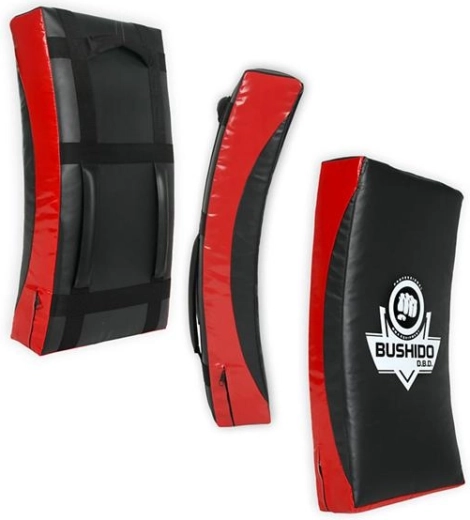 Prohnutý tvar pro přesný a bezpečný trénink