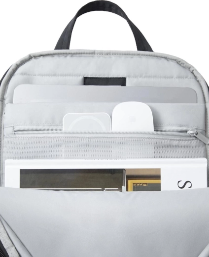 Přehledná organizace včetně místa pro notebook