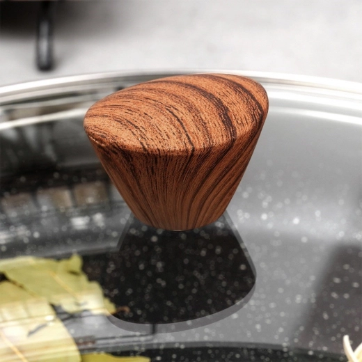 Pohodlný úchop s dřevěným vzhledem a odvzdušnění páry