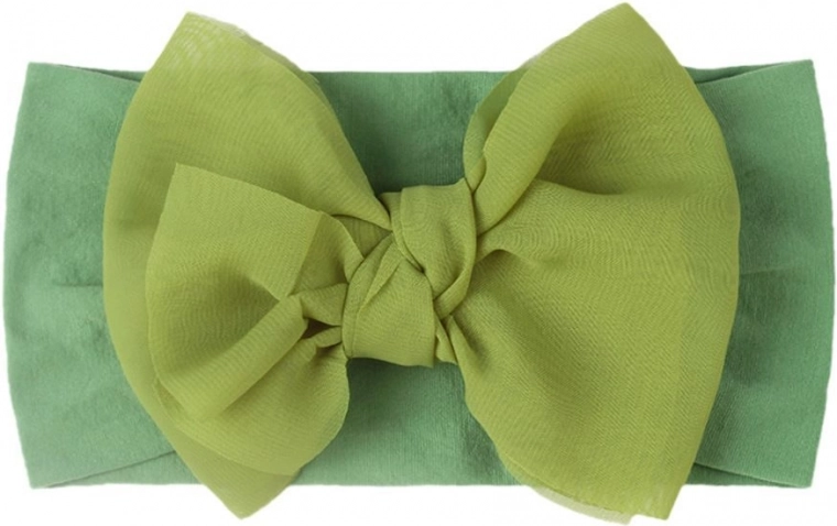 Stylový vzhled s velkou mašlí