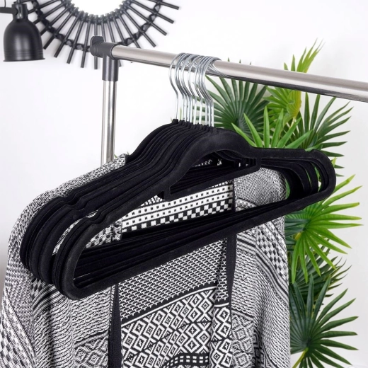 Otočný kovový háček pro snadné věšení