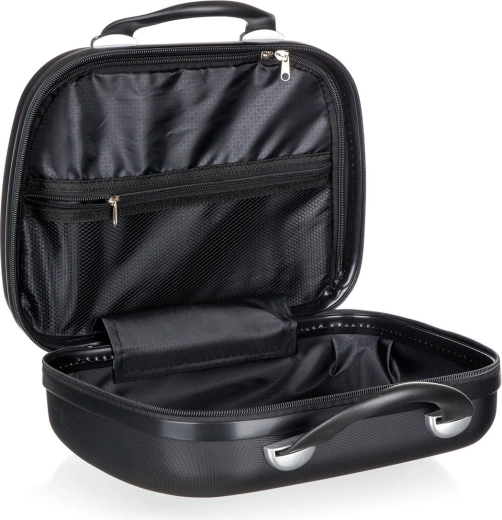 Přehledný interiér se zipovou přepážkou