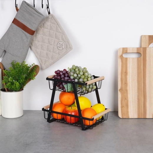 Pevná kovová konstrukce s dřevěnými uchyty