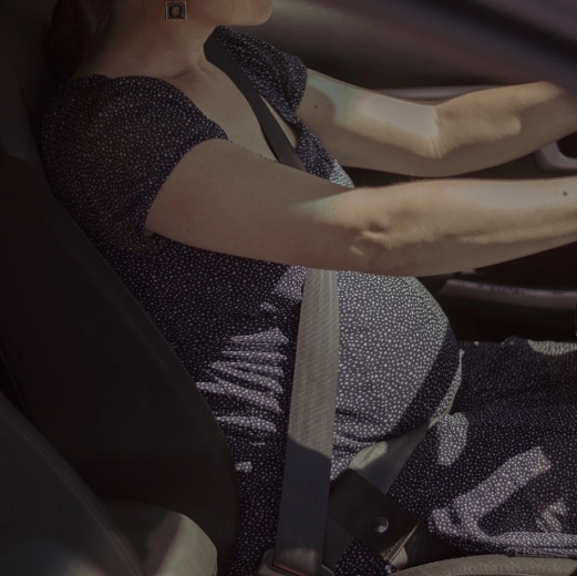 Bezpečné vedení pásu mimo bříško