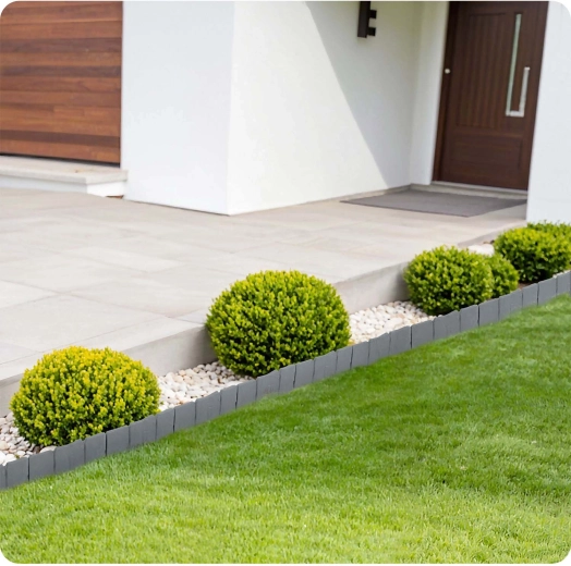 Čisté oddělení trávníku a štěrku