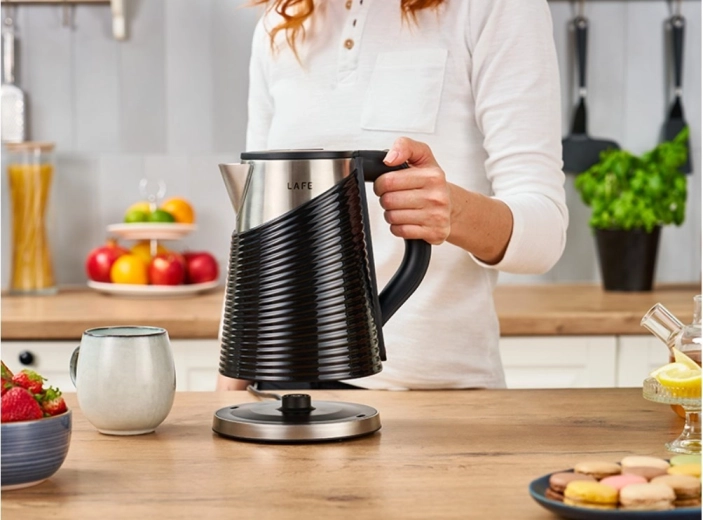 Pohodlné nalévání a 360° otočná základna